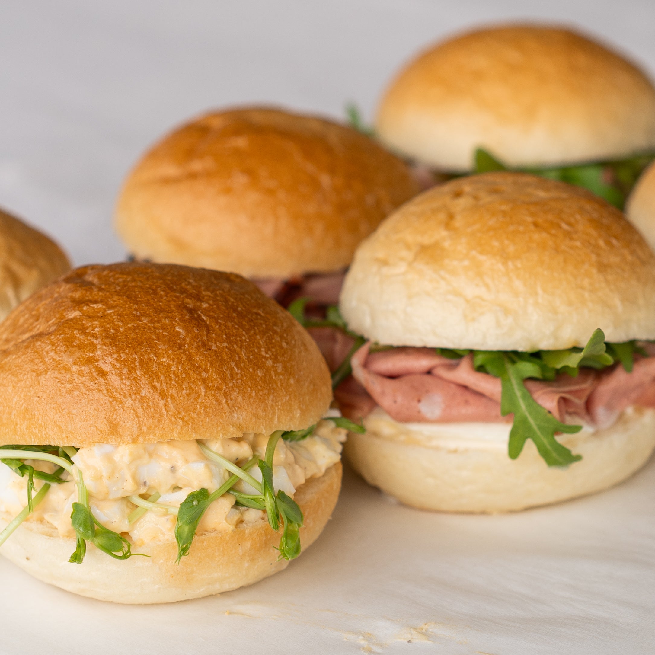 Small sandwiches with arugula and ham